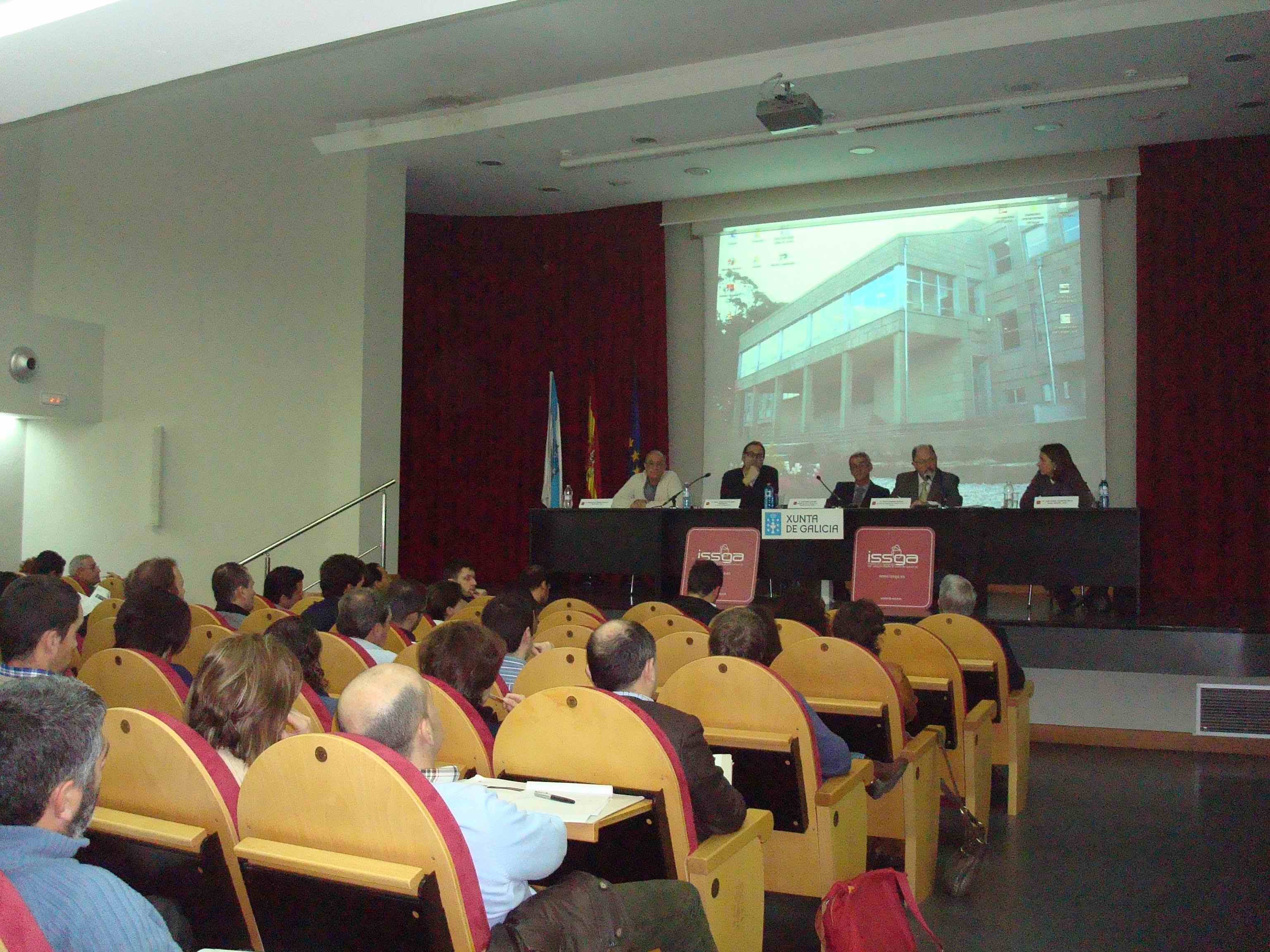 Unha xornada do ISSGA informa a máis de 100 expertos sobre o procedemento a seguir en obras sen proxecto ou de emerxencia