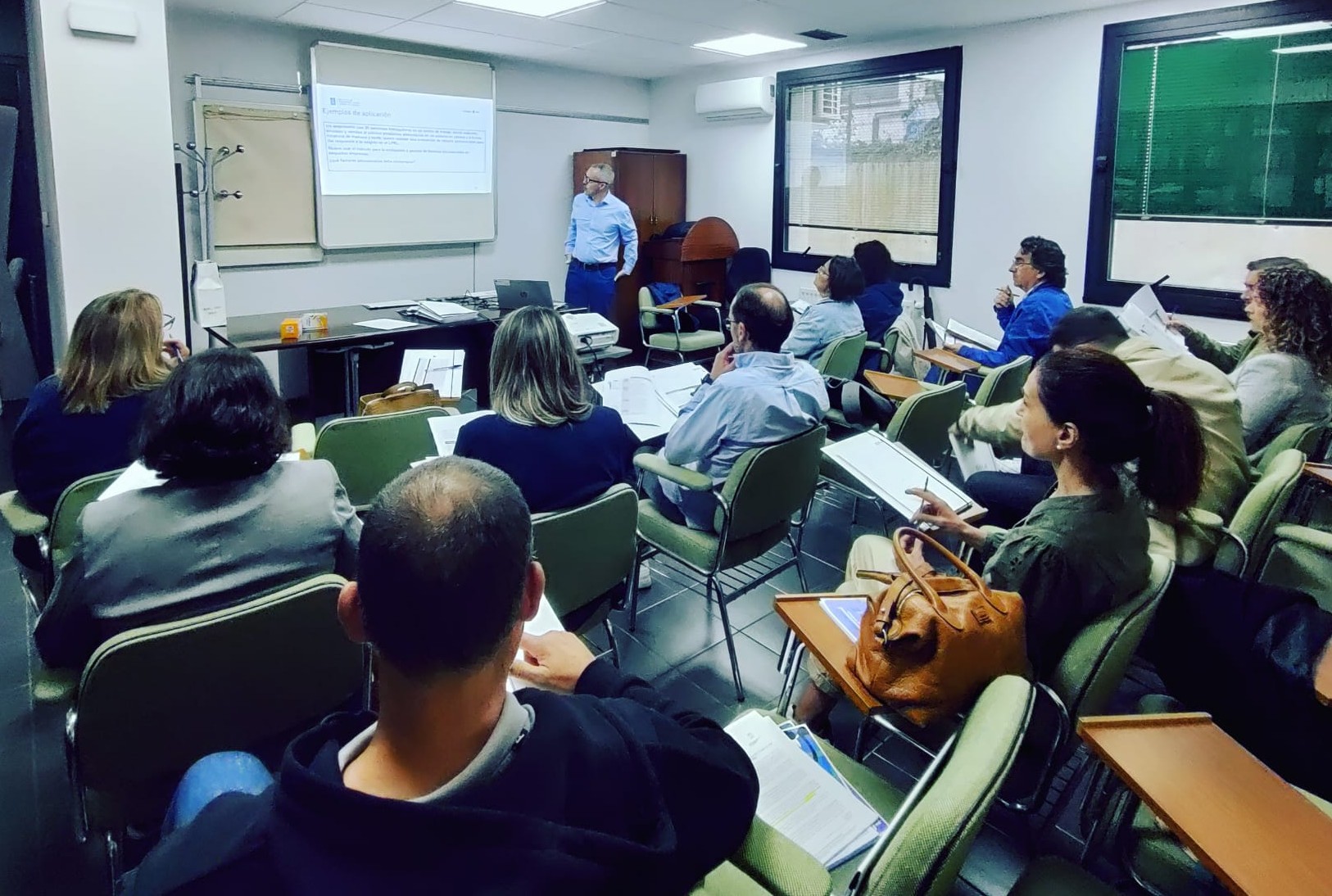 Alumnado asistindo a unha das sesión do seminario a cargo de César André