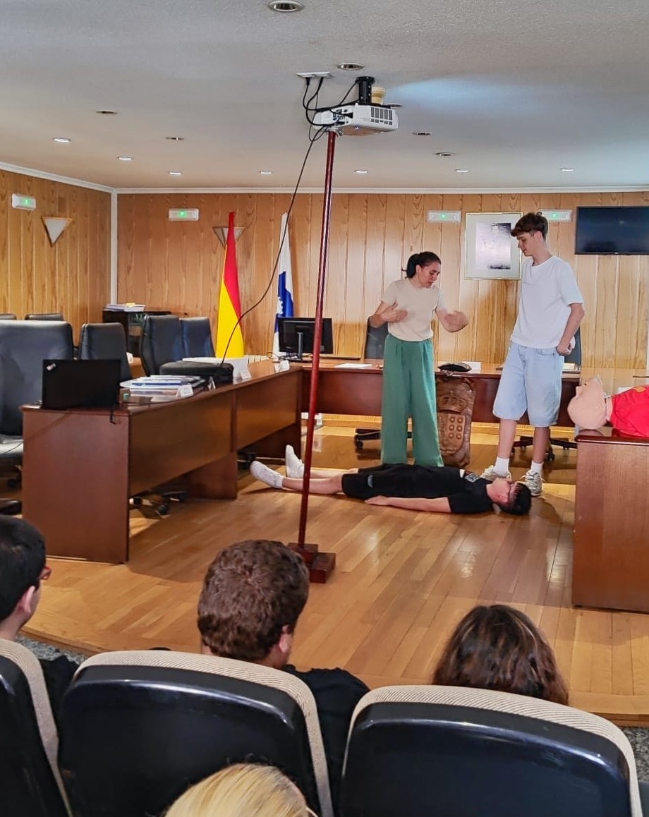 Alumnado de obradoiro asistindo a sesión de primeiros auxilios impartida polo Issga no salón de plenos da casa do Concello de Sarria