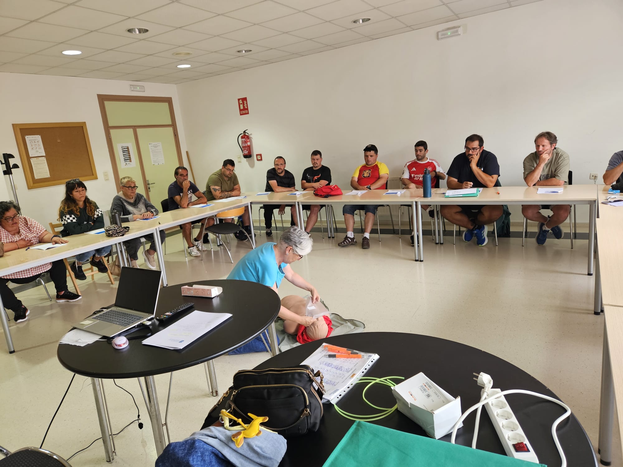 Alumnado do obradoiro asistentes á práctica da RCP durante a charla sobre primeiros auxilios impartida pola técnico de seguridade laboral do Issga, María García Diaz