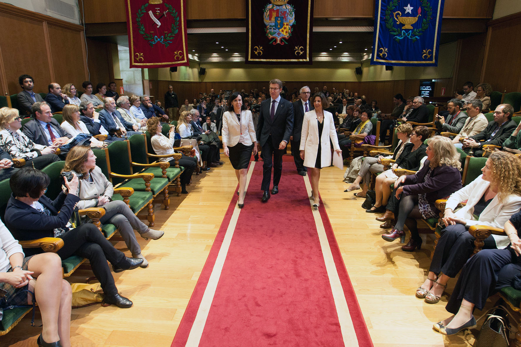 Feijóo aboga por seguir impulsando la negociación colectiva para establecer nuevos consensos sobre el impacto de las nuevas tecnologías en las formas de trabajo y organización empresarial