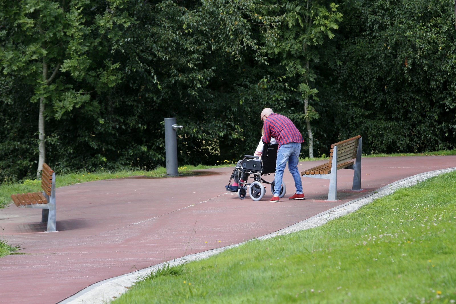 A Xunta pon en marcha unha campaña dirixida ao persoal das 520 residencias e centros de día para previr riscos laborais